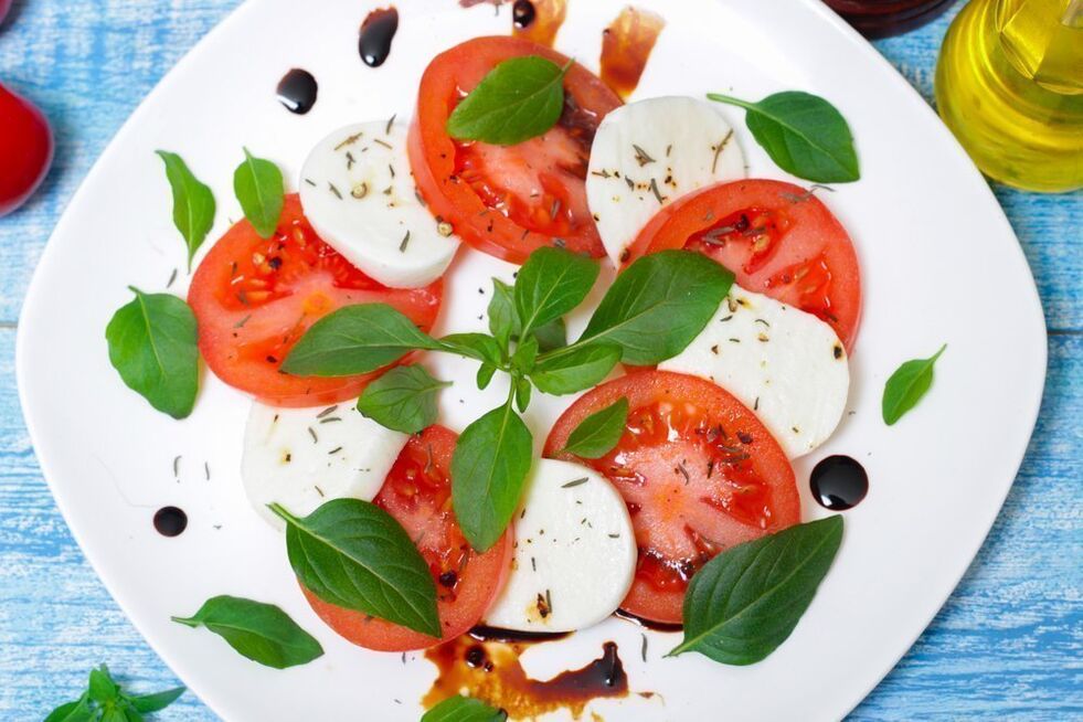 paradajz sa sirom i začinskim biljem za mediteransku prehranu