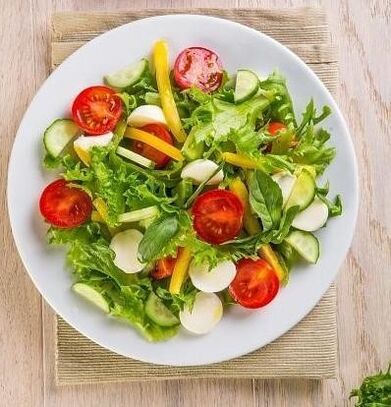 Jedna od opcija za dijetu od heljde za mjesec dana uključuje upotrebu salate od povrća
