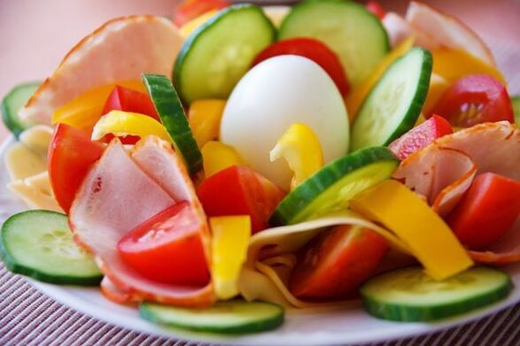 Salata od povrća na dijetnom meniju sa jajima i narandžama za mršavljenje